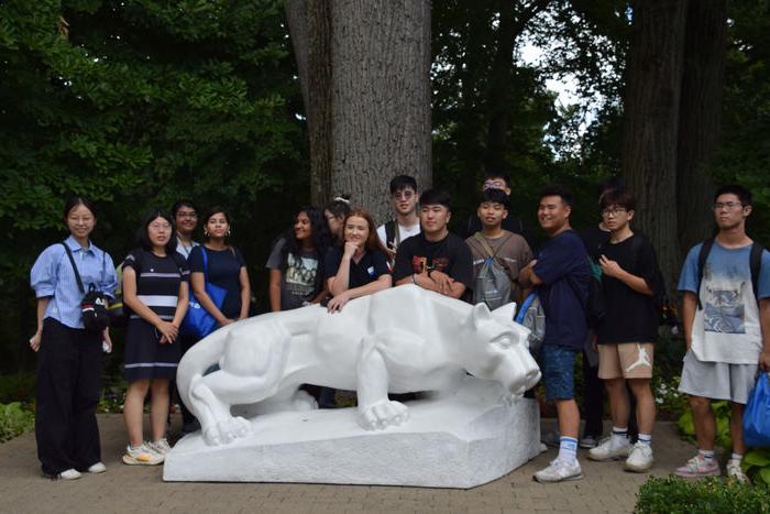 group photo in front of Lion Shrine